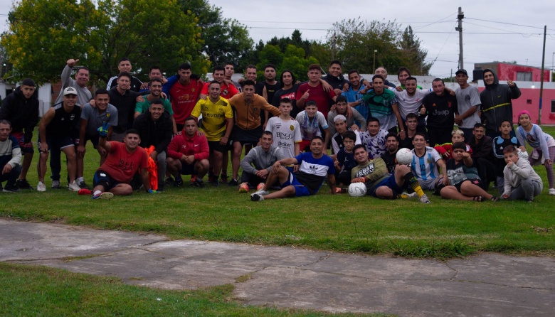 Un grupo de vecinos de La Plata fundó El Palihue FC, entrenan en la plaza del barrio y ya forman parte de una Liga Amateur