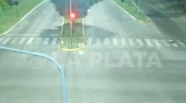 Video: Una mujer y un motociclista protagonizaron un impactante choque en La Plata