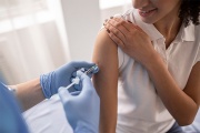 Suman centros de salud en La Plata para vacunarse contra el COVID-19