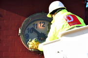 Nuevamente funciona el histórico reloj del centro de Los Hornos