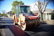 Terminó el asfaltado en la calle 525 entre 7 y 8 de La Plata y encaran el tramo final de la intervención