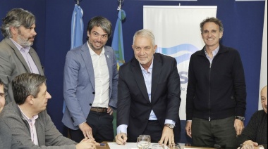 El presidente de ABSA y Julio Alak rubricaron el compromiso de avanzar en el recambio de cañerías y cierres de malla para La Plata