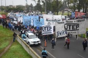 Organizaciones sociales cortan la bajada de la Autopista Buenos Aires La Plata