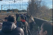 El Tren Roca circula con demoras y cancelaciones: por la rotura de un pantógrafo la gente debió caminar por las vías