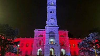 Iluminaron el Palacio Municipal de La Plata con los colores rojo y blanco por el campeonato que ganó Estudiantes