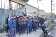 Los trabajadores de Acerías Berisso SA fueron a trabajar y se encontraron con las puertas cerradas
