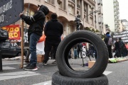 Si el SUTNA no cierra las paritarias el Gobierno liberará la importación de neumáticos