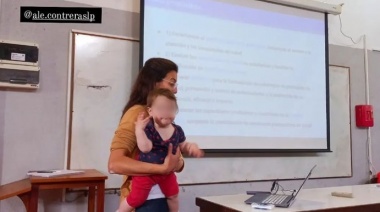 Una docente de La Plata dio la clase con la hija de una alumna en brazos y su gesto se hizo viral