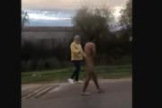 Vecinos atraparon a un ladrón y lo hicieron volver a su casa desnudo