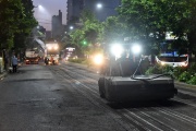 Por obras en ejecución piden extremar los cuidados al conducir de noche por la calle más transitada de La Plata