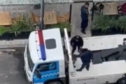 Una mujer se atrincheró arriba de una grúa para evitar que se lleven su auto en La Plata