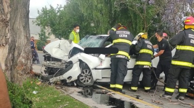 Murieron dos personas en la rotonda de ingreso a La Plata en un tremendo choque de un auto contra un árbol