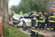 Murieron dos personas en la rotonda de ingreso a La Plata por el choque de un auto contra un árbol