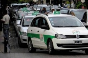 Hay menos taxis circulando en La Plata y aseguran que es por una caída en el empleo de los choferes