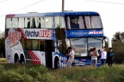 Con 40 grados de calor y sin agua, pasajeros de Flecha Bus quedaron varados en la Ruta 2 y estallaron de bronca