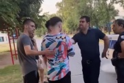 Captaron cuando un policía "verduguea" violentamente a un pibe por la camisa que lleva: la impunidad del uniforme vs. el estado de derecho