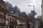 Video: un incendio de grandes dimensiones afecta a dos fábricas de Dock Sud