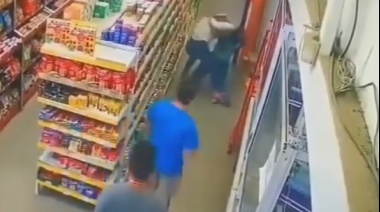 En Villa Elisa una joven reaccionó violentamente con la cajera de un supermercado y todo terminó a las trompadas