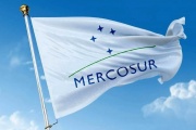 Una localidad argentina se convirtió en la primera en decretar el uso obligatorio de la bandera del Mercosur en su distrito