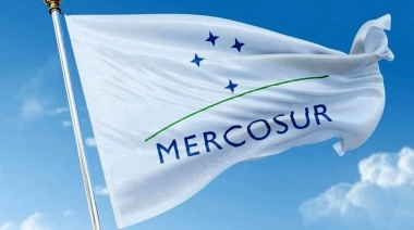 Una localidad argentina se convirtió en la primera en decretar el uso obligatorio de la bandera del Mercosur en su distrito