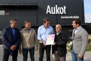 Garro recorrió la fábrica Aukot en Melchor Romero y destacó "su compromiso con el cuidado del planeta"