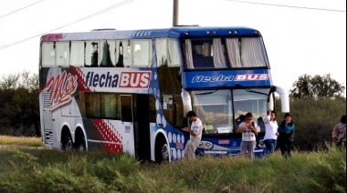 Con 40 grados de calor y sin agua, pasajeros de Flecha Bus quedaron varados en la Ruta 2 y estallaron de bronca