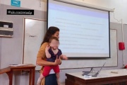 Una docente de La Plata dio la clase con la hija de una alumna en brazos y su gesto se hizo viral