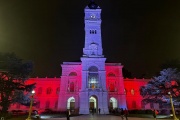 Iluminaron el Palacio Municipal de La Plata con los colores rojo y blanco por el campeonato que ganó Estudiantes