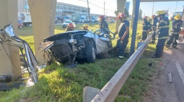 Dos personas murieron tras chocar su auto contra la columna de un puente peatonal ubicado sobre la Ruta 2