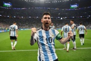 Con un gol de Messi y un golazo de Enzo Fernández, Argentina le ganó a México y mantiene la esperanza
