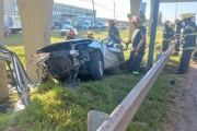 Dos personas murieron tras chocar su auto contra la columna de un puente peatonal ubicado sobre la Ruta 2