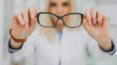 Fueron aprobadas y salen a la venta las primeras gotas oculares contra la presbicia, que permiten ver de cerca sin anteojos