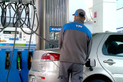 YPF anunció una rebaja en el precio de sus combustibles