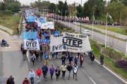 En La Plata cortaron la autopista en el marco de una jornada nacional de lucha de las organizaciones populares