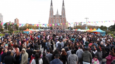 Miles de personas disfrutaron de gastronomía, música y danzas japonesas en la Plaza Moreno de La Plata