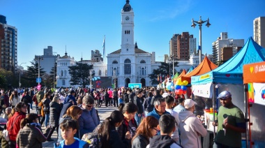 Con una pantalla gigante en Plaza Moreno, miles de vecinos disfrutaron del Fan Fest del Mundial Sub 20
