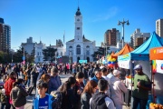 Con una pantalla gigante en Plaza Moreno, miles de vecinos disfrutaron del Fan Fest del Mundial Sub 20