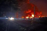 Vecinos de Melchor Romero debieron ser evacuados por el incendio de una papelera