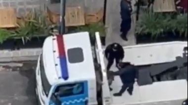 Una mujer se atrincheró arriba de una grúa para evitar que se lleven su auto en La Plata