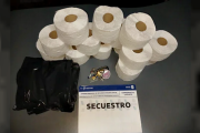 En una escuela de La Plata detuvieron in fraganti a dos menores robando: se llevaban 14 rollos de papel higiénico, uno de bolsas de consorcio y un manojo de llaves