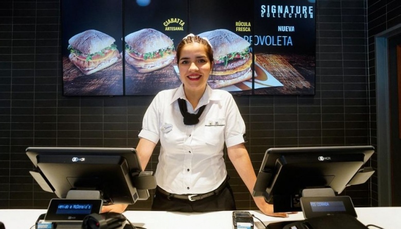 Trabajadores de locales de comidas rápidas recibirán un aumento del 103%   