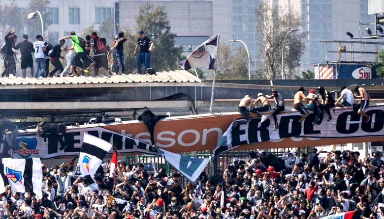 En un banderazo del Colo Colo se derrumbó un techo de su estadio