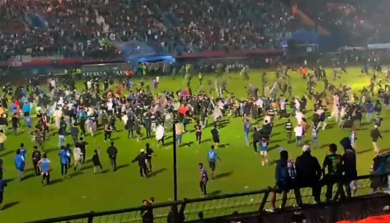 En Indonesia murieron al menos 127 personas en una batalla campal tras un partido de fútbol: mirá los videos