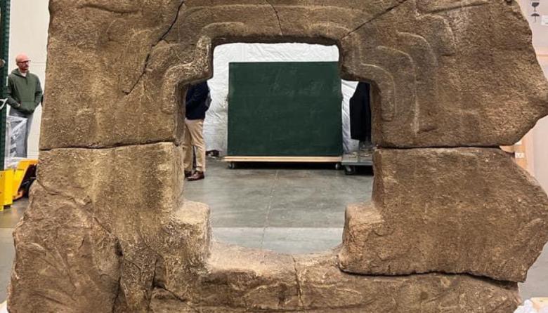 México recuperó el "Portal del inframundo", la pieza arqueológica de la cultura olmeca más buscada por ese país en el último medio siglo