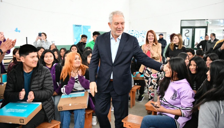 Alak entregó más netbooks a estudiantes de escuelas secundarias de La Plata