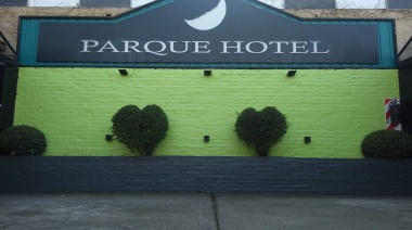 Tres personas fueron a cumplir su fantasía sexual a un hotel alojamiento de La Plata y terminaron en la comisaría