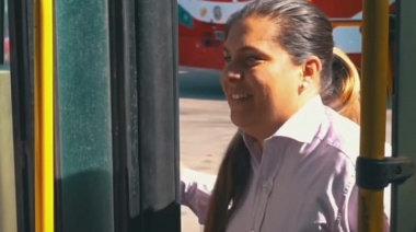 La empresa de transporte Expreso La Plata presentó a su primera chofer mujer