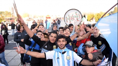 Con una pantalla gigante, en Plaza Moreno preparan el Fan Fest a la espera del primer partido del Mundial Sub-20