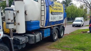 La Municipalidad de La Plata utiliza camiones desobstructores que expulsa agua y aspiran barro