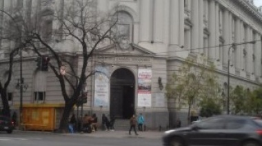 Una mujer cayó del segundo piso de un edificio en La Plata